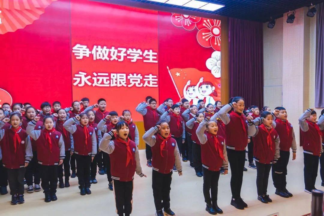 receiving a big applause from the Receiving是什么用法？